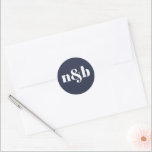 Adesivo Redondo Vinheta de Casamento de Monograma Moderno<br><div class="desc">Um vinheta de casamento monograma moderno. Edite as iniciais usando a ferramenta de edição do Zazzle. Altere a cor de fundo digitando a ferramenta design e selecionando uma cor alternativa no selecionador de cores. Vinheta de Casamento de Monograma Moderno.</div>