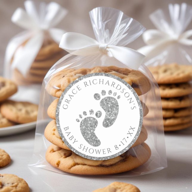 Adesivo Redondo Vinheta de Favor do Chá de fraldas Glitter Silver (Silver Glitter Baby Feet Favor Sticker)