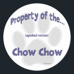 Adesivo Redondo Vinheta de Propriedades Chow<br><div class="desc">Todos os bons donos de cães sabem que são propriedade do seu cão. Os donos de Chow Chow vestirão: Propriedade do meu (podre estragado) Chow Chow com orgulho em uma t-shirt, botão, caneca, ímã, chaveiro e muito mais.</div>