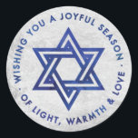 Adesivo Redondo Vinheta de saudação Silver Foil Hanukkah<br><div class="desc">Fique com um efeito de folha prateada de fundo,  com a saudação Star de David e Hanukkah,  "Desejando-lhe uma estação alegre de luz,  calor e amor" em um efeito de cor azul-escura. Perfeito para usar como adesivos em bolsas geladas.</div>