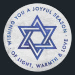 Adesivo Redondo Vinheta de saudação Silver Foil Hanukkah<br><div class="desc">Fique com um efeito de folha prateada de fundo,  com a saudação Star de David e Hanukkah,  "Desejando-lhe uma estação alegre de luz,  calor e amor" em um efeito de cor azul-escura. Perfeito para usar como adesivos em bolsas geladas.</div>