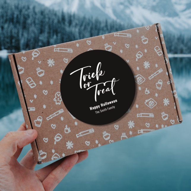 Adesivo Redondo Vinheta de Trick ou Tratar Favor de Halloween (Modern Script Trick or Treat Happy Halloween Sticker )