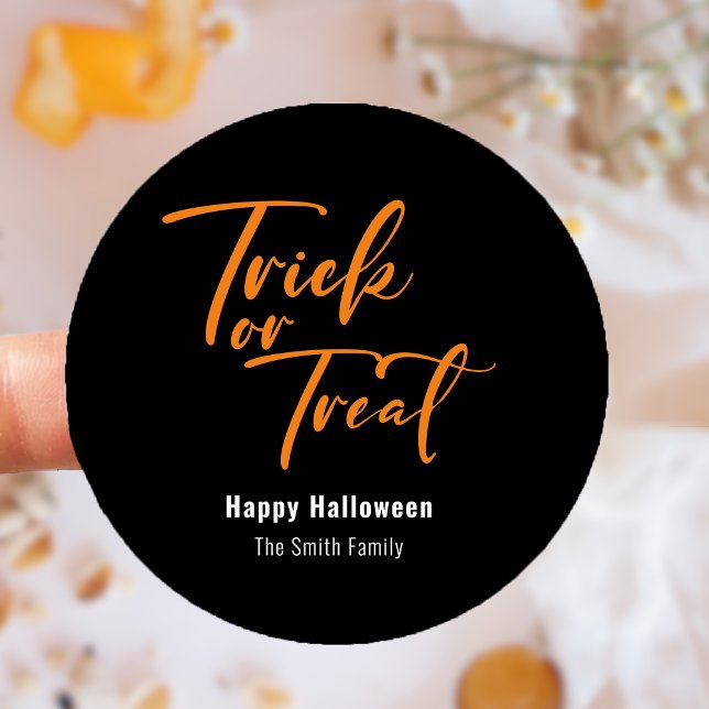 Adesivo Redondo Vinheta de Trick ou Tratar Favor de Halloween (Trick or Treat Halloween Favor Treat Sticker)