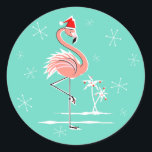 Adesivo Redondo Vinheta Flamingo de Natal<br><div class="desc">Na moda design com um toque retrorreflector com um flamingo rosa festivo vestindo um chapéu vermelho de Papai Noel, estrelas e palmeiras decoradas com bolhas colocadas sobre um fundo aqua. Um design personalizável para você personalizar com seu próprio texto, imagens e ideias. Uma imagem de arte digital original criada por...</div>