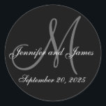 Adesivo Redondo Vinheta Monograma Inicial Data de Casamento<br><div class="desc">Selo de Envelope Personalizado Branca e cinzas pretas, data de casamento, nomes próprios e autocolante monograma inicial. Design por Elke Clarke ©2008. Excelente como selo de envelope para seus convites de casamento ou como etiqueta para seus favores de casamento ou bolsas de doces de casamento ou caixas de bolo de...</div>