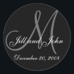 Adesivo Redondo Vinheta Monograma, Nome e Monograma Inicial<br><div class="desc">Data de selagem do envelope personalizável, nomes próprios e vinheta do monograma inicial. Design por Elke Clarke ©2008. Excelente como selo de envelope para seus convites de casamento ou como etiqueta para seus favores de casamento ou bolsas de doces de casamento ou caixas de bolo de casamento. Personalize com seus...</div>