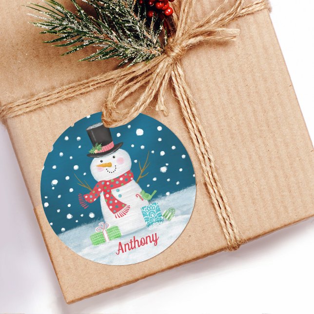 Adesivo Redondo Vinheta Personalizada de Feriado de Natal Snowman (A cute Christmas snowman sticker for your holiday gift packages. Personalize it with a name.)