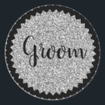 Adesivo Redondo Vinheta redonda clássica com brilho de prata<br><div class="desc">Faça com que esses bonitos paus do Groom adorem seus favoritos para festas para todos os seus padrinhos de casamento,  madrinhas e convidados favoritos de casamento. NOTA que a imagem de brilho é uma imagem impressa</div>