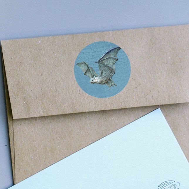 Adesivo Redondo Vinhetas azuis de Alivio (Flying blue bat spooky white face on blue round stickers.)