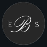 Adesivo Redondo Vinhetas de Casamento do Círculo Elegante Preto<br><div class="desc">Personalize este na moda elegante de monograma preto e branco de adesivos de Casamento. Design moderno e nítido com um texto branco e um fundo preto. Todos os outros produtos correspondentes podem ser encontrados em uma coleção.</div>