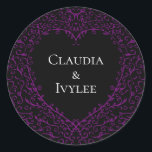 Adesivo Redondo Vinhetas de Casamento Gótico de Coração Púrpura e<br><div class="desc">Nossos belos adesivos góticos de coração roxo e preto são escuros,  mas adoráveis com nosso design de rolagem artístico. Eles foram projetados em uma coleção de vários itens para que todo o seu casamento possa ser coordenado com o mesmo estilo!</div>