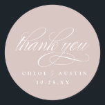 Adesivo Redondo Vinhetas de casamentos cor-de-rosa empoeirado para<br><div class="desc">Elevem seu estilo de casamento com nossa Elegante Coleção de Casamentos de Caligrafia, com roteiro sofisticado e design de eterno. Perfeito para casais modernos, esta coleção inclui tudo, desde convites até menus, tudo personalizável com seus detalhes. Adicione um toque de elegância refinada ao seu grande dia com este conjunto maravilhosamente...</div>