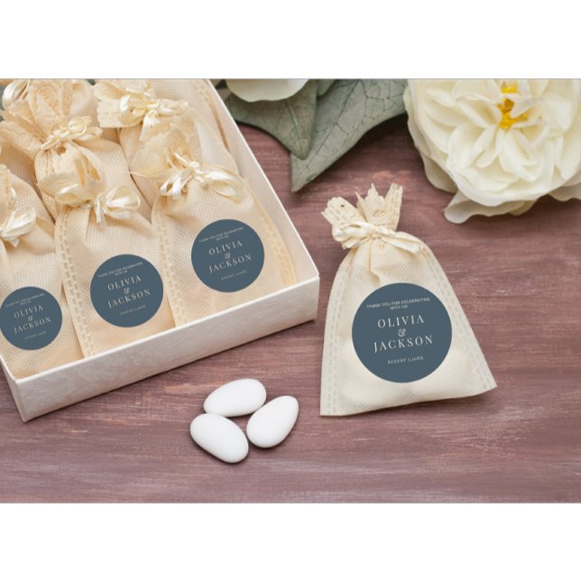 Adesivo Redondo Vinhetas Para Bolachas Doces De Casaco Azul Escuro (Modern wedding couple cookies sticker)