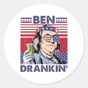 Adesivo Redondo Vintage Ben Drankin Engraçado 4 De Julho Bebendo P