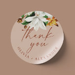 Adesivo Redondo Vintage camellia. Obrigado de casamento rosa pálid<br><div class="desc">Flórida elegante Obrigado Sticker com camela de vintagem florida para Casamento de Jardim Botânico / Festa de noivado / janto de ensaio em tons de cor rosa pálido e poeirento.</div>