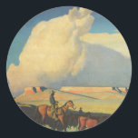 Adesivo Redondo Vintage Cowboys, Open Range de Maynard Dixon<br><div class="desc">Open Range (1942), de Maynard Dixon, é uma pintura típica da paisagem das belas artes nos Estados Unidos. Um fazendeiro de vaqueiro cavalgando seu cavalo nas planícies do sudoeste. Ele está pastoreando suas vacas, touros e gado na pradaria. Grandes nuvens brancas enchem o céu sobre os campos de fazenda abertos...</div>