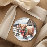 Adesivo Redondo Vintage Fazenda e Highland Cow Christmas<br><div class="desc">Vinhetas de Natal quadradas personalizadas. Uma fazenda com uma vaca bebê Highland,  parada do lado de fora num dia de inverno de neve.</div>