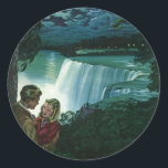 Adesivo Redondo Vintage Honeymoon Love, Newlyweets em Niagara Fall<br><div class="desc">Imagem de romance e amor de ilustração com uma jovem casal casada em sua lua de mel por Niagara Falls. Uma noite romântica perto da cascata sob a lua de uma lua de cheio.</div>
