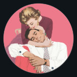 Adesivo Redondo Vintage Love and Romance, Newlyweds em rosa<br><div class="desc">Vintage ilustration love and romance design apresentando um feliz novo casal abraçando e abraçando. Ela está prestes a sussurrar um segredo para a sua querida.</div>