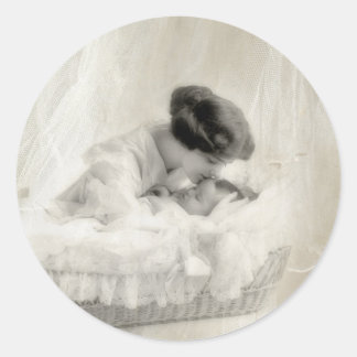 Adesivo Redondo Vintage Mãe beijando bebê em Bassinet