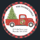 Adesivo Redondo Vintage Red Christmas Truck Buffalo Xadrez Address<br><div class="desc">Esta etiqueta de endereço de retorno rústica contém nosso próprio caminhão vermelho inspirado em vintage, carregando árvore de Natal acentuado com xadrez de búfalo! Clique no botão personalizar para obter mais flexibilidade na adição/modificação do texto e/ou dos gráficos! No nosso compro, estão disponíveis variantes desta design, bem como produtos de...</div>