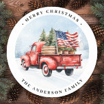 Adesivo Redondo Vintage Red Truck Bandeira Patriótica Feliz Natal<br><div class="desc">Cartões de Natal Vintage Red Truck Comemoram as Férias com a alegria Patriótica de Charm Espalhar e alegria festiva nesta temporada de festas com nossos Cartões de Natal Vintage Red Truck. Perfeitamente capturando o espírito de uma terra maravilhosa russa do inverno, estas cartas apresentam um carrinho vermelho encantador enfeitado com...</div>
