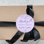 Adesivo Redondo Violet lavanda confetti obrigado seu casamento<br><div class="desc">Um fundo na moda violeta,  lavanda colorido,  decorado com confete. Com o texto: Obrigado por compartilhar nosso dia especial,  com um coração pequeno. Personalize e adicione seus nomes.</div>