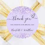 Adesivo Redondo Violet lavanda confetti obrigado seu casamento<br><div class="desc">Um fundo na moda violeta,  lavanda colorido,  decorado com confete. Com o texto: Obrigado por compartilhar nosso dia especial,  com um coração pequeno. Personalize e adicione seus nomes.</div>