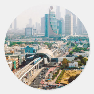 Adesivo Redondo Visão da linha de metrô da cidade e arranha-céus