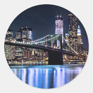 Adesivo Redondo Vista do reflexo da ponte do Brooklyn em Nova Iorq