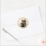 Adesivo Redondo Watercolor Circle Caramel Gold Agate Custom Photo<br><div class="desc">Celebrate your LOVE with family and friends with this modern holiday or wedding photo sticker. It features a caramel, gold agate watercolor background and a beautiful hand drawn circle photo frame. Perfect for the bride and groom to share their favorite wedding photo. Personalize this photo sticker with your custom custom...</div>