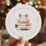 Adesivo Redondo Watercolor Cozy Pink Cat Christmas Return Address<br><div class="desc">Este adesivo de viagem de ida e volta apresenta um gato-d'água rosa e bege num cachecol aconchegante. Adicione o nome da sua família à borda superior na fonte do servidor bege e o seu endereço abaixo.</div>