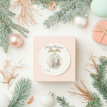 Adesivo Redondo Watercolor House in Snow Globe Christmas<br><div class="desc">A Suite de Natal "Watercolor House in Snow Globe" é uma coleção maravilhosamente trabalhada, concebida para tornar os teus Feriados num evento confortável e memorável. Esta coleção apresenta um estilo minimalista original, ilustrações inspiradas no livro de histórias do Globe Adorável da Neve, trazendo um toque encantador e caprichoso para a...</div>