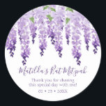 Adesivo Redondo Watercolor Wisteria Obrigado | Bat Mitzvah<br><div class="desc">Este design apresenta elegantes flores de wisteria de aquarela em lavanda macia e roxo com folhas verdes em fundo branco com sua mensagem de obrigado Bat Mitzvah e a data abaixo. Personalize editando o texto nas caixas de texto. Projetado para você pelo Evco Studio www.zazzle.com/store/evcostudio #batmitzvah ##party #thankyou #obrigados #stickers...</div>
