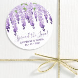 Adesivo Redondo Watercolor Wisteria Wedad Espalhando O Script Love<br><div class="desc">Watercolor Wisteria Wedding Spread The Love Script Favor Tags apresenta flores elegantes de wisteria de cor d'água em lavanda macia e roxo com folhas verdes em um fundo branco com sua mensagem de obrigado de casamento e a data abaixo. Ao contrário, há um lilás macio. Personalize editando o texto nas...</div>