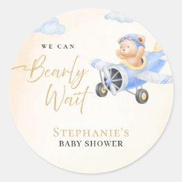 Adesivo Redondo We Can Bearly Wait, Bear in Plane Baby Shower
