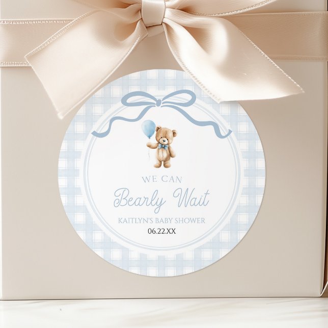 Adesivo Redondo We Can Bearly Wait Blue Teddy Bear Baby Shower (Criador carregado)