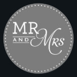Adesivo Redondo WEDDING STICKERS mr & mrs moderna cinza de tipogra<br><div class="desc">- - - - - - - - - - - - - - - - - - - - - - - - - - - - - - - - - - - - - - - - - - - - - - - - - - -...</div>