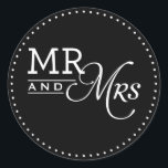 Adesivo Redondo WEDDING STICKERS mr & mrs tipografia moderna negro<br><div class="desc">- - - - - - - - - - - - - - - - - - - - - - - - - - - - - - - - - - - - - - - - - - - - - - - - - - -...</div>