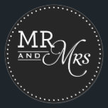 Adesivo Redondo WEDDING STICKERS mr & mrs tipografia moderna negro<br><div class="desc">- - - - - - - - - - - - - - - - - - - - - - - - - - - - - - - - - - - - - - - - - - - - - - - - - - -...</div>