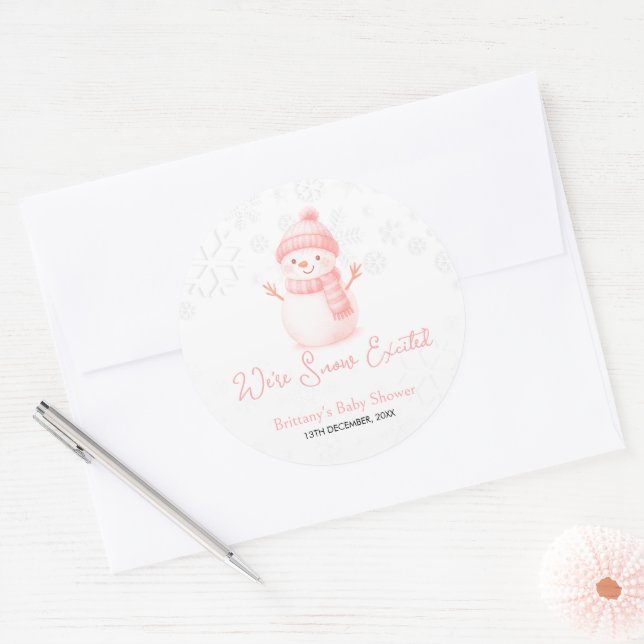 Adesivo Redondo We're Snow Excited Snowmen Girl Baby Shower (Envelope)