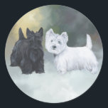 Adesivo Redondo Westie Scottie Wintertime<br><div class="desc">Venha visitar nosso compro de Escoceses Maggie Ross para ver todos os designs mostrando Terriers Escoceses e Terriers Brancos da Highland Ocidental juntos em contextos sazonais. Maggie e Ross eram os nomes dos nossos cães Westie e Scotty e eles vivem na minha trabalho de arte. Escolha nossa ferramenta de texto...</div>