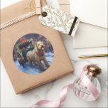 Adesivo Redondo Wheaten Terrier Christmas Fesason<br><div class="desc">Prepare-se para celebrar o feriado com o nosso charmoso Design cênico de Natal do Cão! Este delicioso produto apresenta adoráveis companheiros caninos rodando em meio a uma terra maravilhosa do inverno, adornada com luzes cintilantes, holly, e ornamentos festivos. Seu coração derreterá enquanto você testemunha cachorros vestidos com chapéus de Papai...</div>