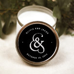 Adesivo Redondo Whimsical Ampersand | Casamento Negro Moody<br><div class="desc">Estes adesivos de casamento,  exclusivos e modernos,  escuros apresentam uma cor de cinza audaciosa,  muito clara e em fundo preto.</div>