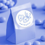 Adesivo Redondo Whimsical Heart Locket Doodle Sketch Modern CUSTOM<br><div class="desc">Use estes doces adesivos brancos personalizados para seu casamento, festa de noivado, chá de panela ou outro evento. Mão desenhada por mim para você. Totalmente editável, adicione seu próprio texto ou cor de fundo. TOTALMENTE PERSONALIZÁVEL: Clique em "personalizar" para editar o texto, adicionar suas próprias iniciais personalizadas aos corações e,...</div>