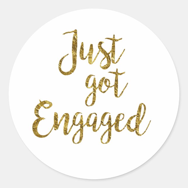 Adesivo Redondo White & Gold Script Just got Engaged  (Frente)