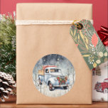 Adesivo Redondo White Vintage Truck Winter Scene Christmas<br><div class="desc">Um caminhão de safra branco decorado com terra firme contra uma cena de inverno de árvores e neve</div>