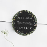 Adesivo Redondo Wildflower Wreath Elegant Wedding Black<br><div class="desc">Este elegante adesivo de casamento apresenta uma coroa floral com flores silvestres de cor d'água pintadas à mão em rosa,  amarelo e verde. Para uma personalização mais avançada deste design,  clique no BOTÃO FERRAMENTA DESIGN AZUL acima!</div>