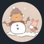 Adesivo Redondo Winnie the Pooh Christmas<br><div class="desc">Winnie the Pooh e leitão constroem um boneco de neve de inverno</div>