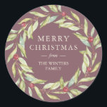 Adesivo Redondo Winter Greenery Berries Wreath Christmas Burgundy<br><div class="desc">Um selo de envelope de Natal moderno e simples ou uma etiqueta de presente de Natal com um verde-inverno de na moda e uma coroa de frutas num fundo de burlões. Basta adicionar seu nome de família. Desenvolvido exclusivamente para você pelo Happy Dolphin Studio. Se precisar de ajuda, entre em...</div>